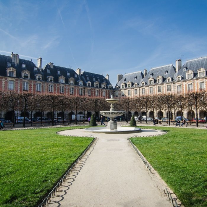 marais district place des vosges guided tour