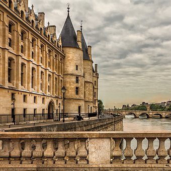 La Conciergerie vue du monument de la Seine