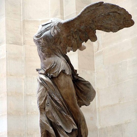 louvre museum winged victory statue