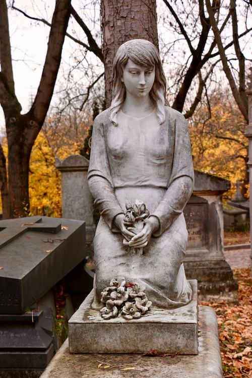 Pere Lachaise cimetière statue de jeune fille