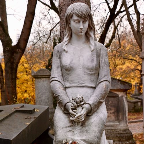 Père Lachaise statue de jeune fille agenouillée