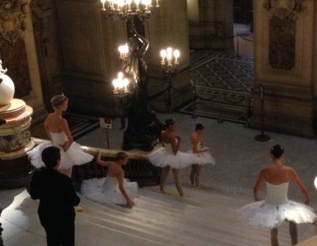 L'opéra Garnier ballerines dans le grand escalier du monument