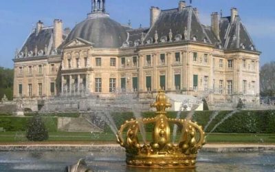 vaux le vicomte castle view of the garden and the crown in the middle of a fountain